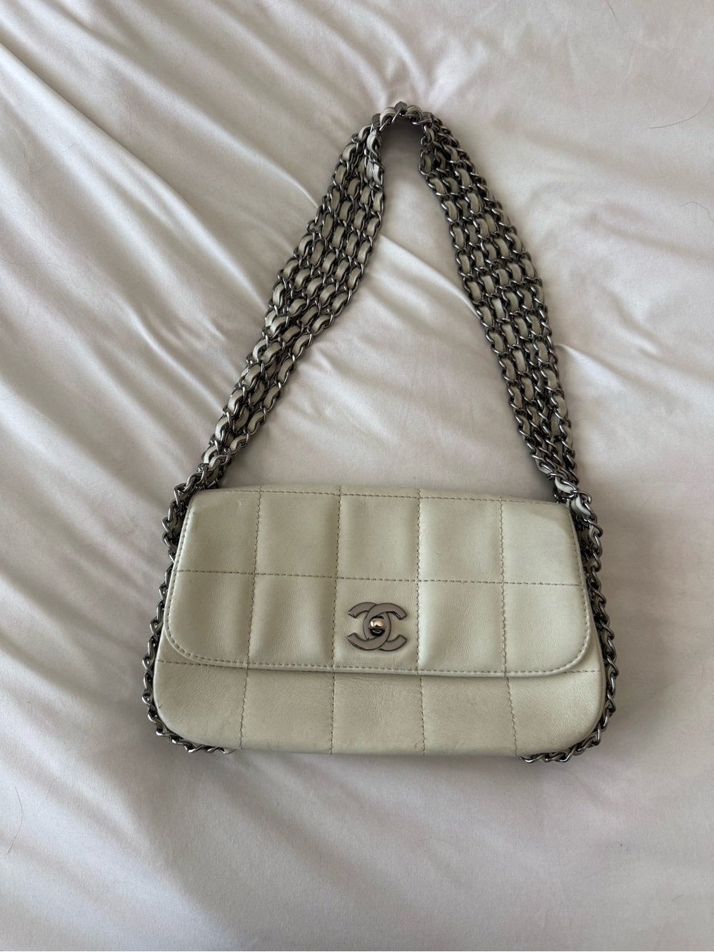 CHANEL Cream Quilted Leather Shoulder Bag with Silver Chain 2004